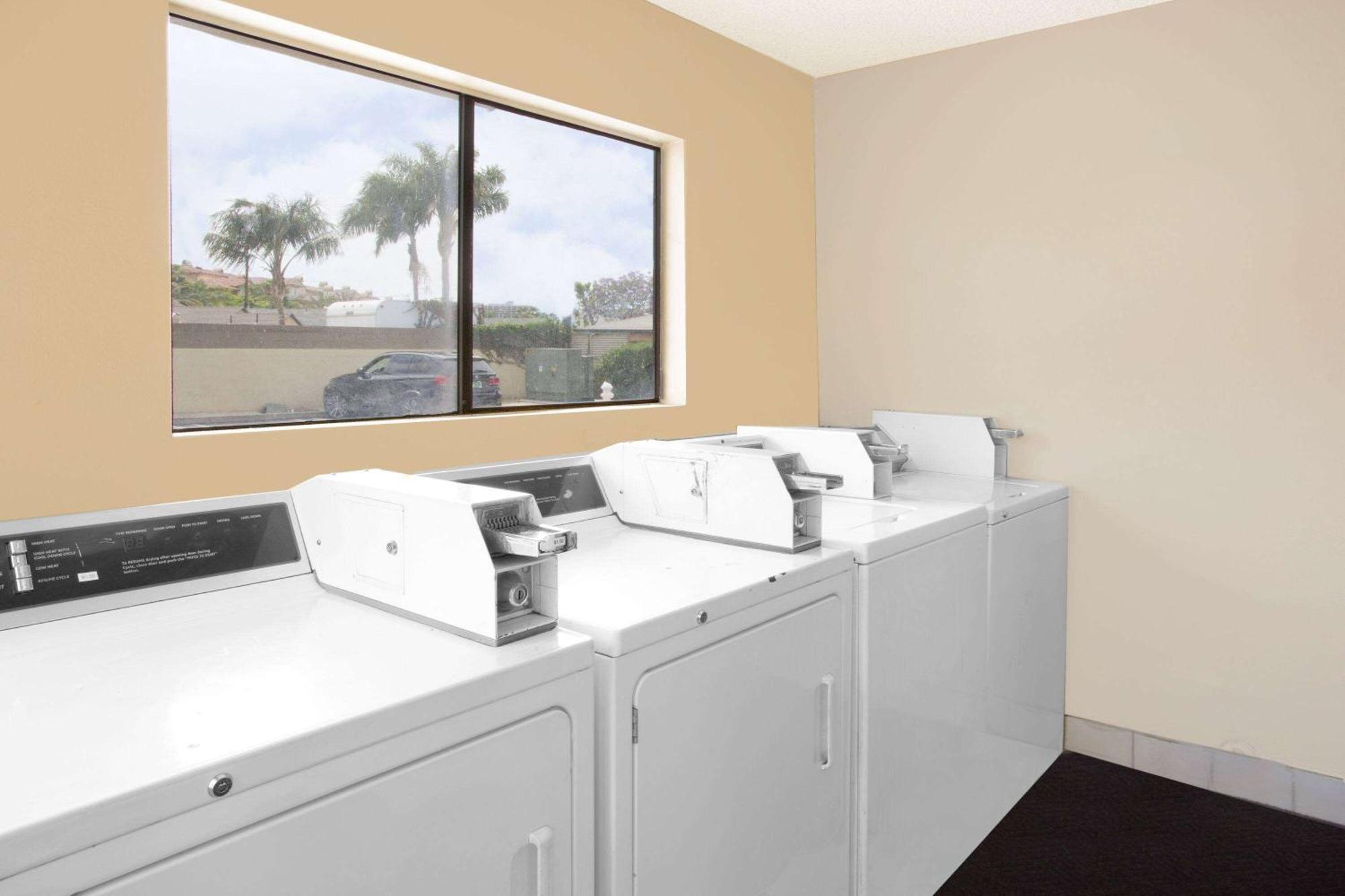 Travelodge By Wyndham Costa Mesa Newport Beach Hacienda Extérieur photo